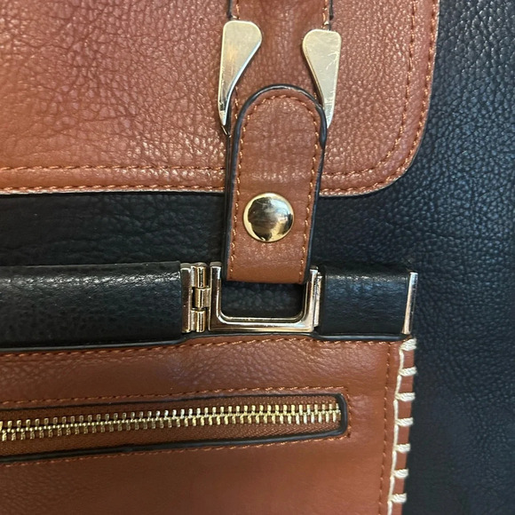 Clarks  vegan leather purse with removable clutch on the front EUC - Picture 11 of 13